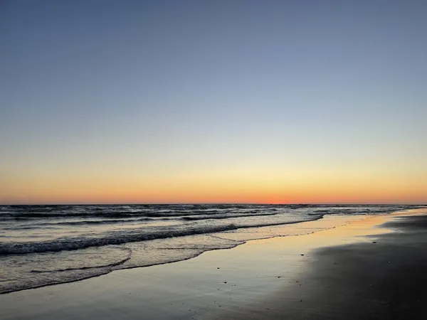 Atardecer en la playa atlántica de Cádiz